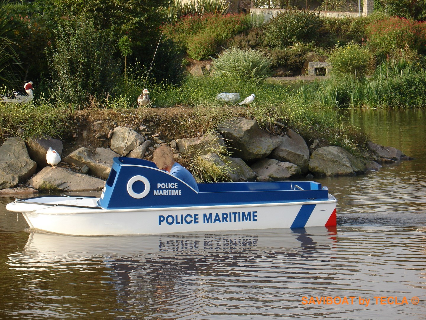 https://www.bateau-electrique.com/images/catalogue/saviboat-port-miniature-police-bateau-electrique-enfant.jpg