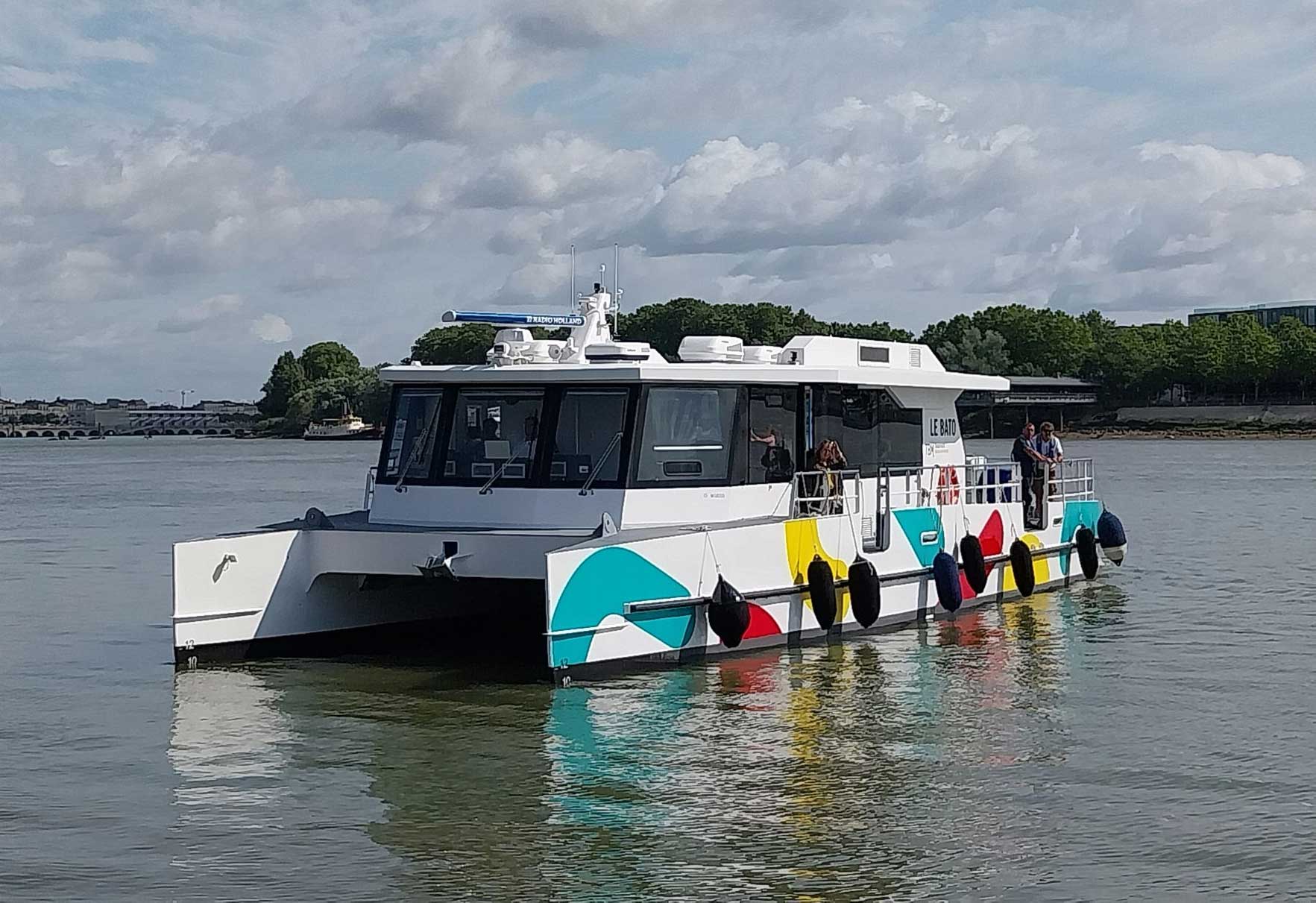 Alternatives Energies livre un premier catamaran hybride  Bordeaux